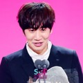 Lee Kwang Soo Raih Piala Top Excellence Award (Variety)