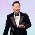 Jung Jun Ha Raih Piala High Excellence Award for Variety