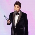 Jun Hyun Moo Raih Piala Special Award for Variety