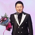 Kim Gura Raih Piala PD Award