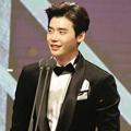 Lee Jong Suk Raih Piala Daesang untuk Drama 'W'