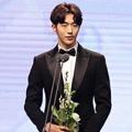Nam Joo Hyuk Raih Piala Best New Actor