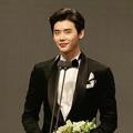 Lee Jong Suk Juga Raih Piala Male High Excellence Award for Mini-Series