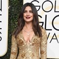 Priyanka Chopra Bak Dewi dengan Gaun Emas Ralph Lauren