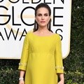 Natalie Portman yang Hamil Besar Jatuhkan Pilihan pada Gaun Prada Berpotongan Sederhana