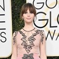Felicity Jones dengan Gaun Merah Muda Gucci