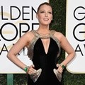 Blake Lively dengan Gaun Hitam Atelier Versace dan Perhiasan Zamrud Lorraine Schwartz