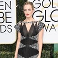 Riley Keough Kenakan Gaun Hitam Rancangan Chanel