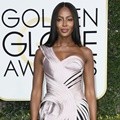 Naomi Campbell Tampil Memukau dengan Gaun Atelier Versace