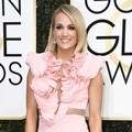 Carrie Underwood dengan Gaun Berdetail Manis Rancangan Iris Serban