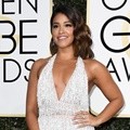Gina Rodriguez dengan Gaun Putih Naeem Khan