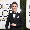 Eddie Redmayne dengan Setelan Prada
