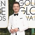 Jeremy Renner Pilih Kenakan Setelan Berwarna Kontras