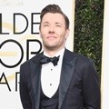 Joel Edgerton dengan Setelan dari Brunello Cucinelli
