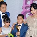 Keluarga Arie Untung dan Fenita Arie di Acara 'Mom & Kids Awards 2016'