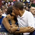 Barack Obama dan Michelle Tak Malu Berciuman di Depan Umum Saat Menonton Pertandingan U.S. Men's Olympic Basketball Team Melawan Brazil di Verizon Center, Washington