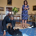 Bersama Kedua Anjing Peliharaannya, Sunny dan Bo, Barack Obama dan Michelle Menunggu Kedatangan Tamu di White House