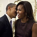 Obama Membisikkan Sesuatu ke Michelle Saat Jam Rehat di Suatu Acara Kenegaraan