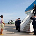 Michelle Menyambut Kedatangan Obama di Bandara Internasional John F. Kennedy, New York, Tahun 2012