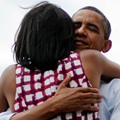 Obama dan Michelle Berpelukan Saat Berkampanye di Dubuque, Iowa Tahun 2012