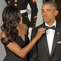 Michelle Membetulkan Dasi Milik Obama Saat Akan Menyambut Kedatangan Presiden China Xi Jinping di White House