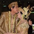 Ciuman Mesra dari Lucky Hakim untuk Istrinya
