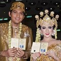 Lucky Hakim dan Tiara Dewi Pamer Buku Nikah