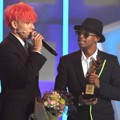 Silento dan Punch 1Punch Raih Piala World Collaboration Award