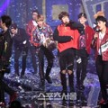 EXO Tutup Acara Seoul Music Awards 2017 dengan Lagu Kemenangan 'Monster' Bersama Penonton dan Para Artis yang Hadir