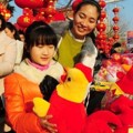 Warga Zouping, Tiongkok Timur, Antusias Beli Pernak-Pernik Berbentuk Ayam