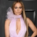 Jennifer Lopez di Red Carpet Grammy Awards 2017