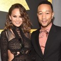 Chrissy Teigen dan John Legend di Red Carpet Grammy Awards 2017