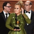 Adele Berhasil Raih 5 Piala Grammy Awards 2017