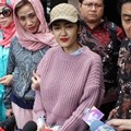 Julia Perez di Polres Metro Jakarta Selatan Bersama Kuasa Hukum