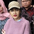Julia Perez Didampingi Asisten di Polres Metro Jakarta Selatan