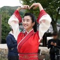 Seo Ye Ji Tunjukan Tanda Hati Pakai Tangan Saat Syuting Drama 'Hwarang'