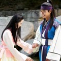 Go Ara Malu-Malu Saat Syuting Adegan Romatis Bersama Park Seo Joon