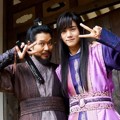 Hyungsik dan Yoo Jae Myung Pose Imut di BTS Drama 'Hwarang'