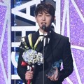 Onew Wakili SHINee Terima Piala World Hallyu Star