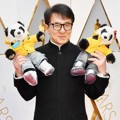 Jackie Chan Hadir Bersama Sepasang Boneka Panda Lucu di Red Carpet Oscar 2017