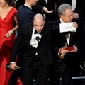 Ternyata Terjadi Kesalahan dalam Penyebutan Pemenang Best Picture Oscar 2017, Produser 'La La Land' Jordan Horowitz, Tunjukan Siapa Pemenang Sebenarnya