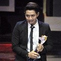 Chand Kelvin Bawa Pulang Piala Host Favorit di Seleb on News Awards 2017