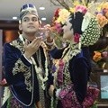 Pernikahan Ridwan Ghani dan Adhitya Putri Usung Adat Jawa