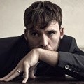 Sam Claflin di Majalah L'Officiel Hommes Belanda Edisi Musim Dingin 2016