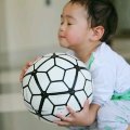 Ekspresi Ngegemesin Rafathar Memainkan Telepon dan Mengambil Bola