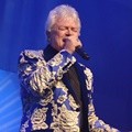 Penggemar Air Supply Dimanjakan dengan Suara Emas Russell Hitchcock