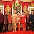 Kezia dan Axcel Serasi Kenakan Busana Pengantin Cokelat Keemasan Dipadu dengan Warna Merah