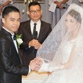 Pertukaran Cincin oleh Mempelai Disaksikan Jemaat yang Hadir