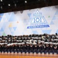 Trainee 'Produce 101 Season 2' Berikan Hormat Kepada Wartawan yang Hadir