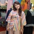 Sheza Idris Berburu Busana Batik di Mangga Dua Square, Jakarta Utara